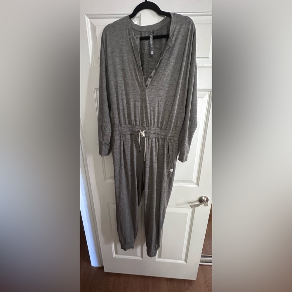 Vuori women long sleeve jumpsuit gray size medium